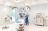 Een operatieassistent en anesthesiemedewerker in een operatiekamer